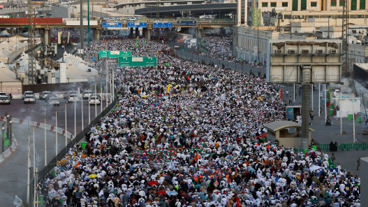 صورة حول : آلاف الحجاج يغادرون مكة بعد إتمام المناسك وسط حرارة مرتفعة آلاف الحجاج يغادرون مكة بعد إتمام المناسك وسط حرارة مرتفعة