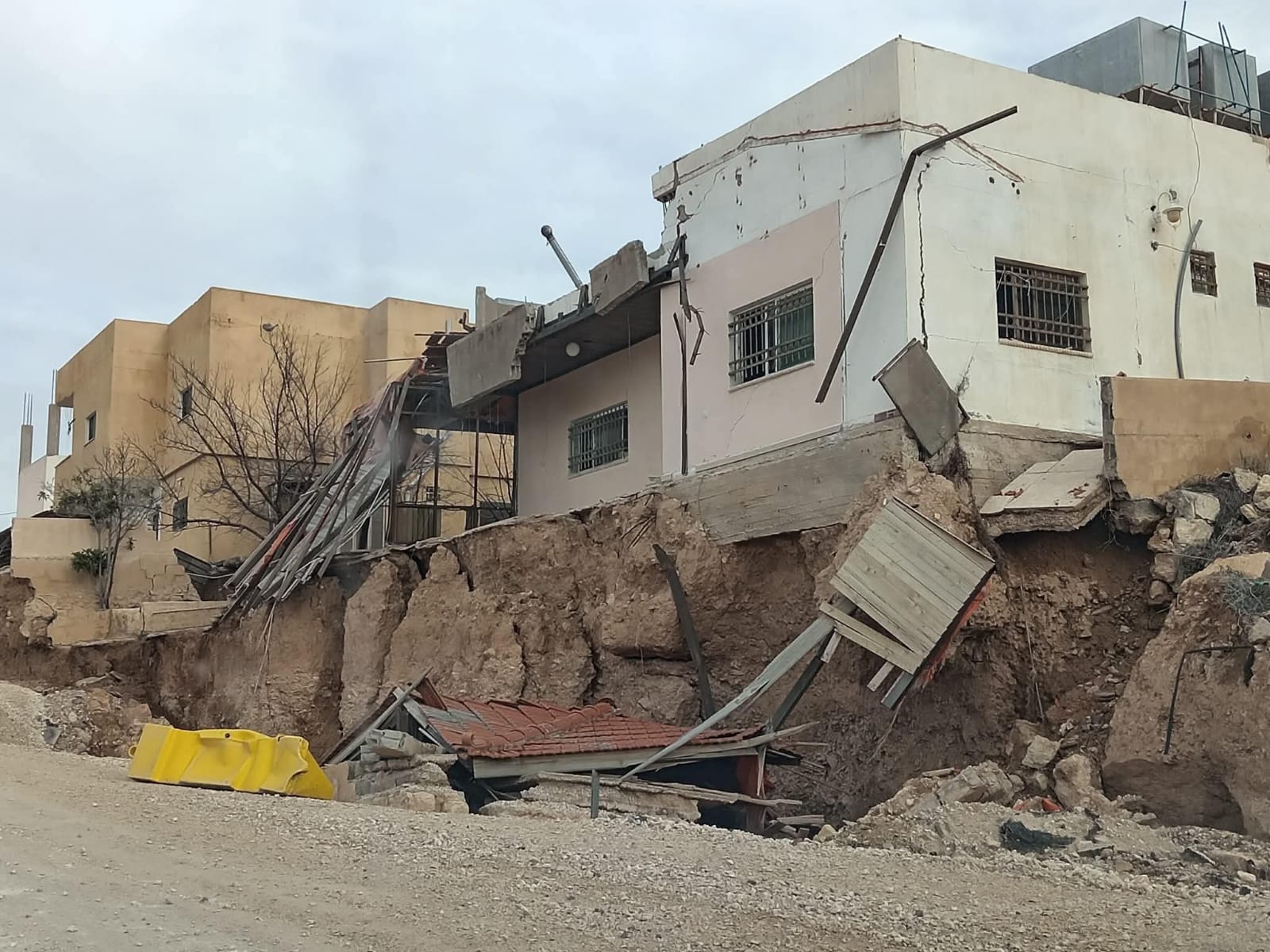 هدم مسجد في وادي موسى وتحويل أرض سكنية إلى مشروع فندقي (صور)