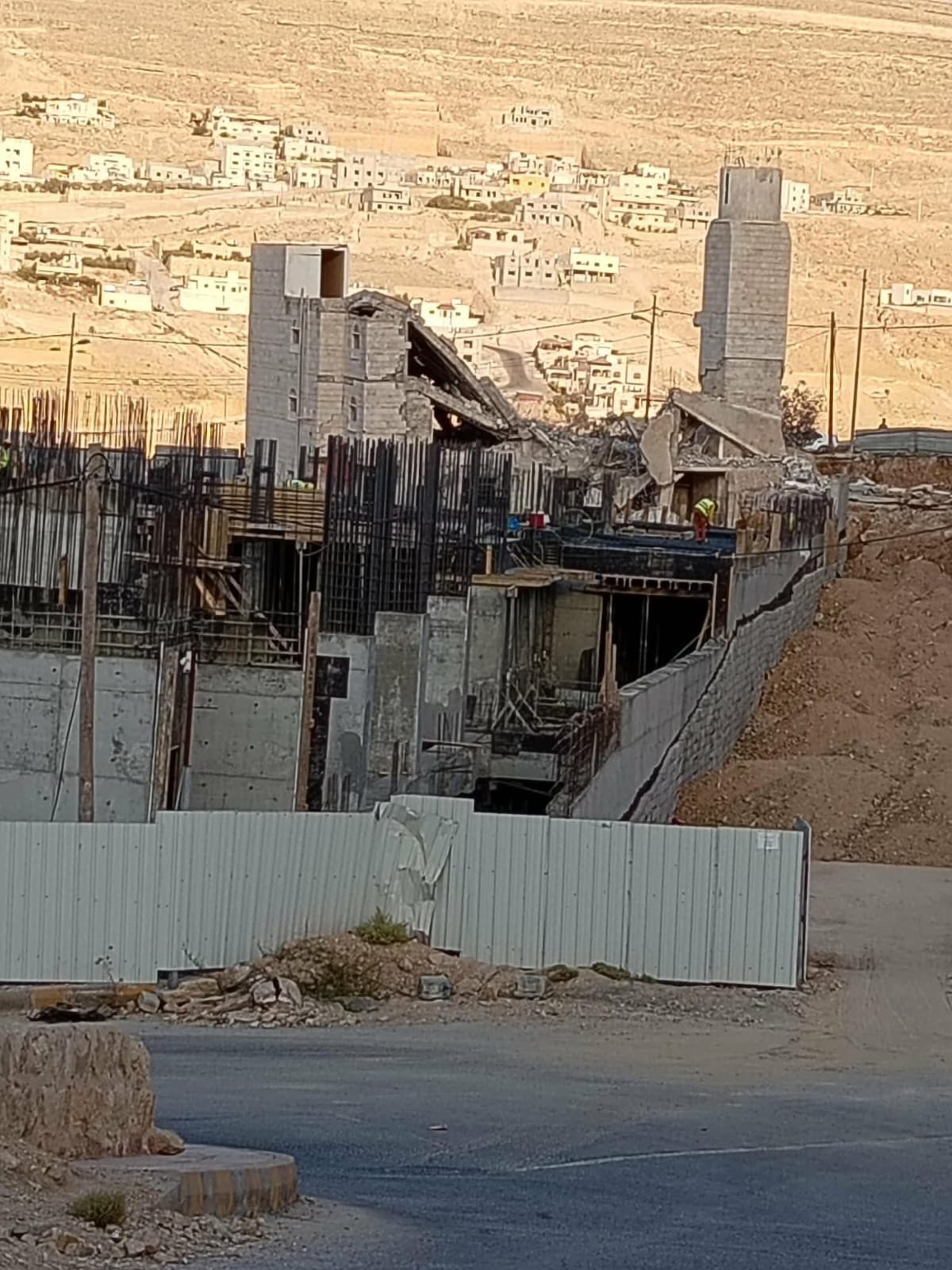هدم مسجد في وادي موسى وتحويل أرض سكنية إلى مشروع فندقي (صور)