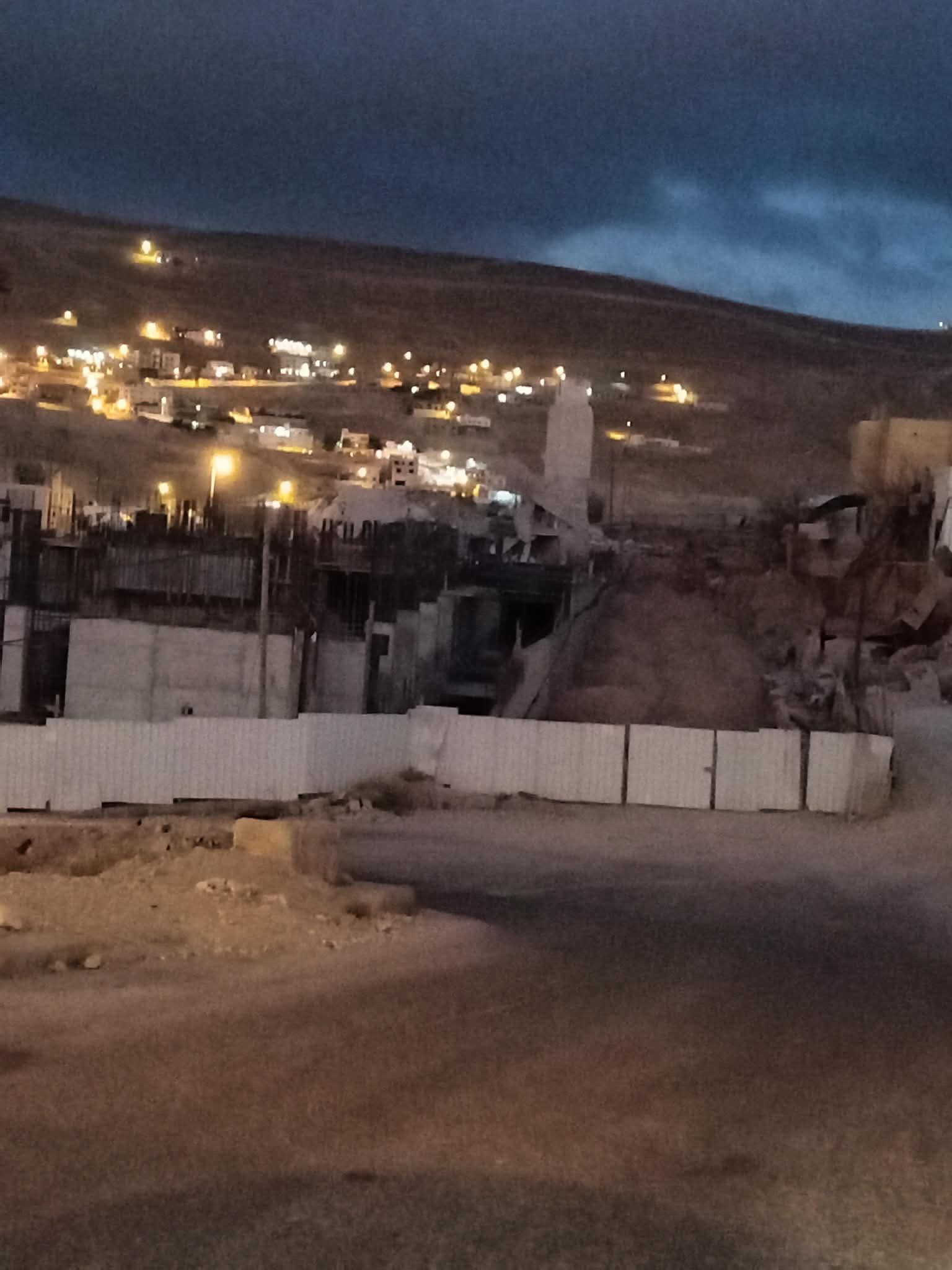 هدم مسجد في وادي موسى وتحويل أرض سكنية إلى مشروع فندقي (صور)