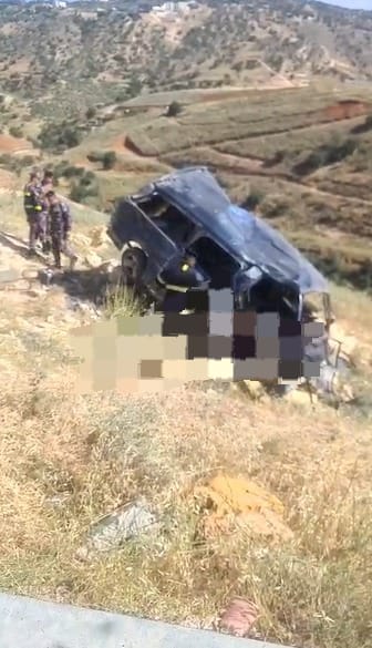 إصابات إثر تدهور "باص صغير"على طريق وادي شعيب (صورة)