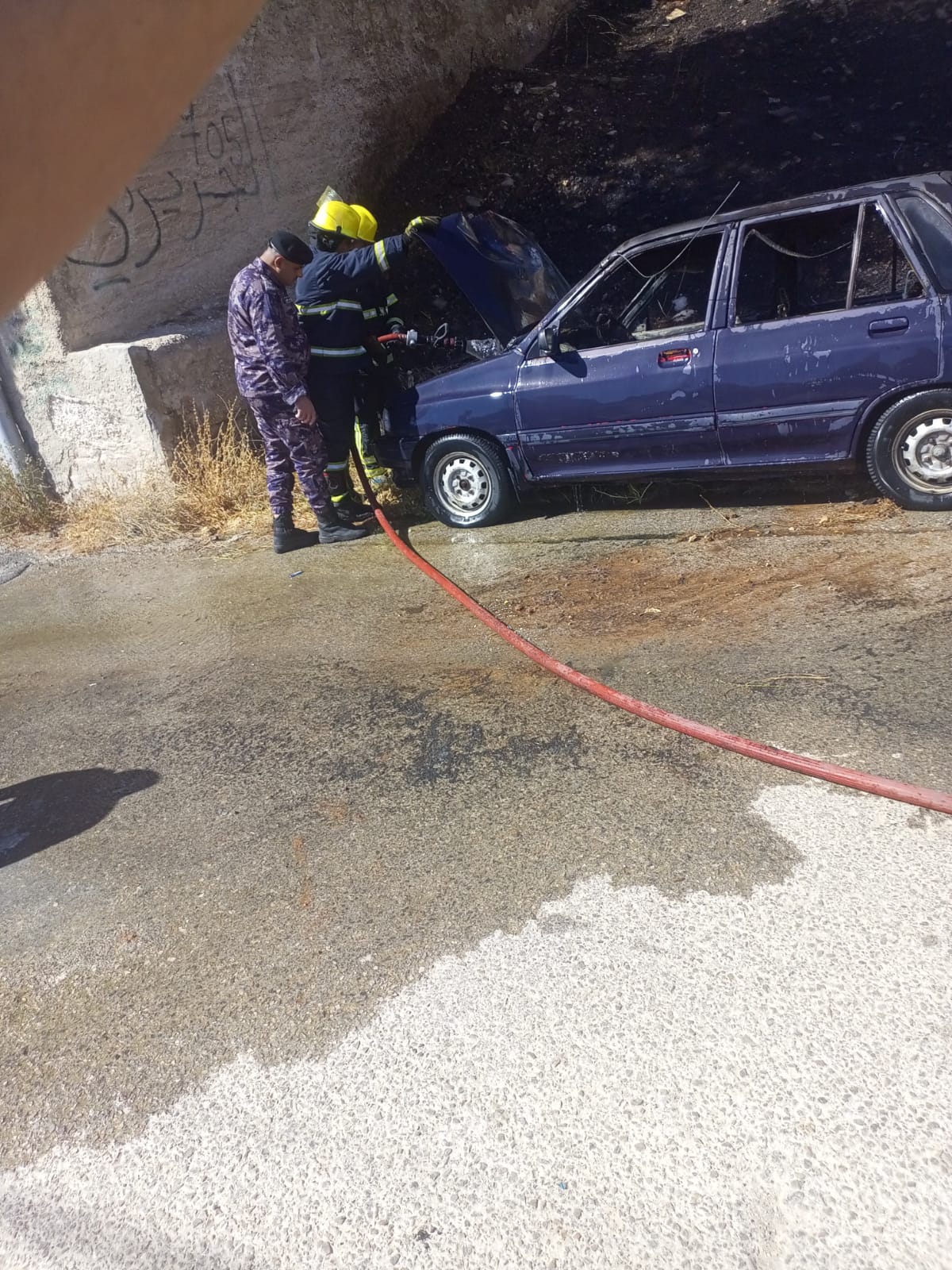 احتراق مركبة بالكامل إثر حريق في أرض فارغة بجبل عمان دون إصابات (صور وفيديوهات)