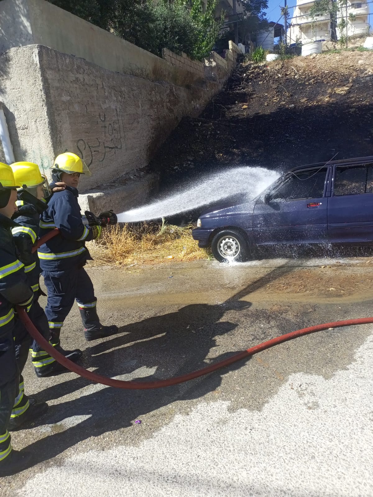 احتراق مركبة بالكامل إثر حريق في أرض فارغة بجبل عمان دون إصابات (صور وفيديوهات)