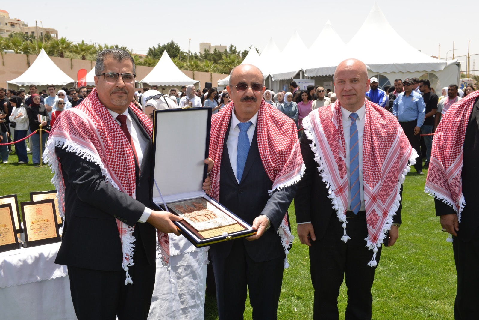 جامعة البترا تحتفي بـ80 عاماً من الاستقلال بمهرجان وطني مهيب ومعرض للجاليات والجيش العربي