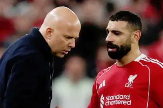 انتقام أم حب؟.. لماذا قرر محمد صلاح إلقاء سلوت تحت الحافلة؟