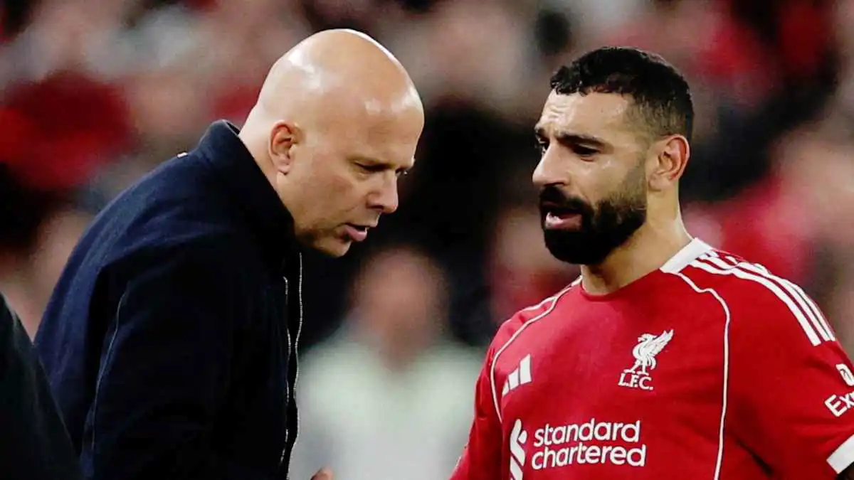 انتقام أم حب؟.. لماذا قرر محمد صلاح إلقاء سلوت تحت الحافلة؟