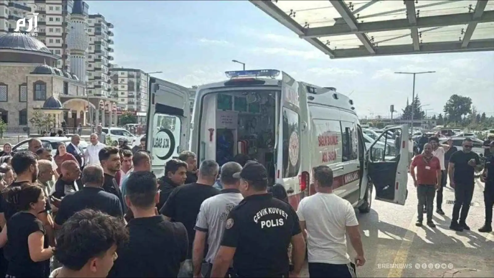 صورة حول : انتحار شاب بعد قتله 6 أشخاص بشكل عشوائي في تركيا (فيديو) انتحار شاب بعد قتله 6 أشخاص بشكل عشوائي في تركيا (فيديو)