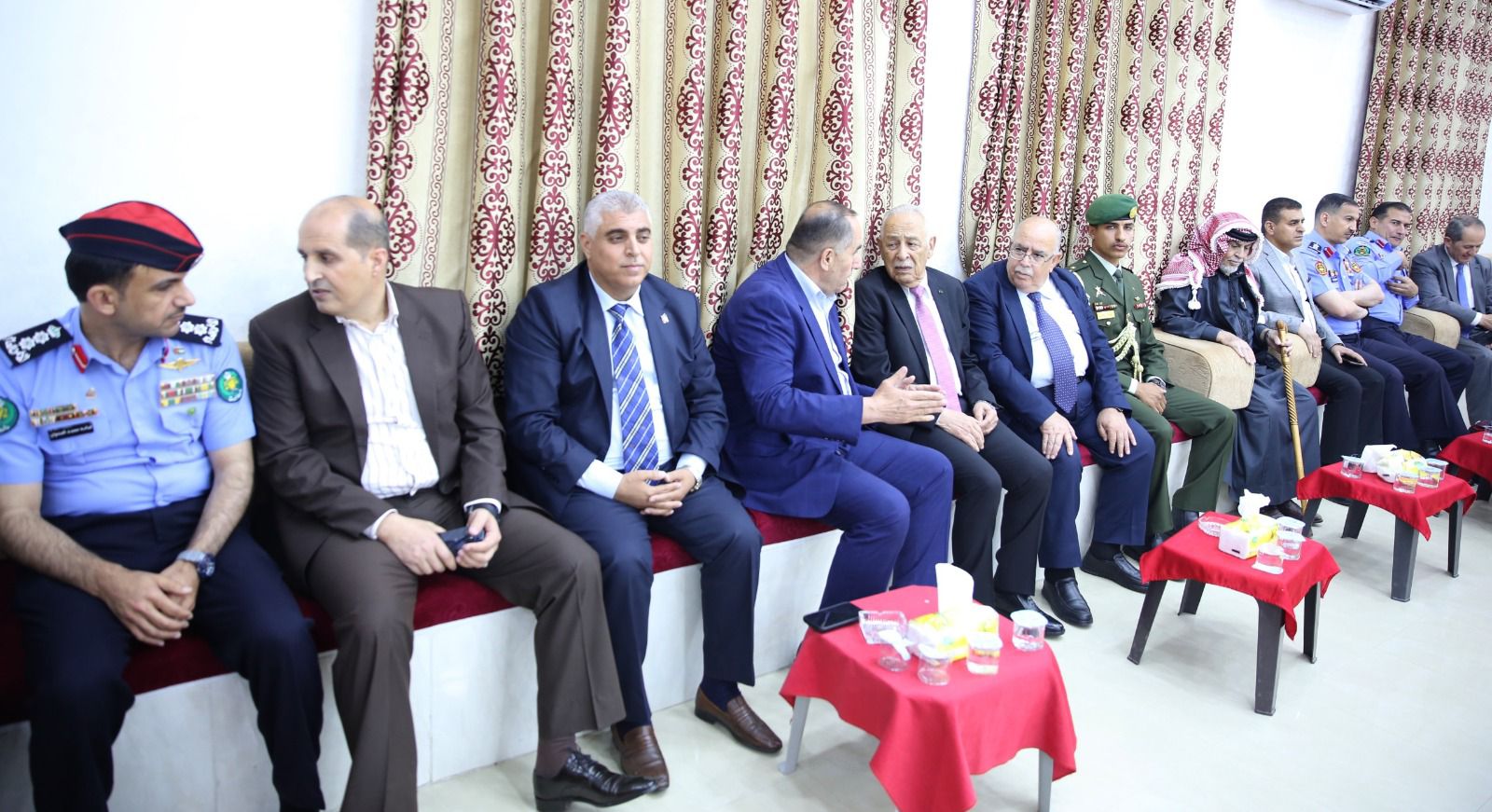 مندوبا عن الملك وولي العهد... العيسوي يعزي الزعبي