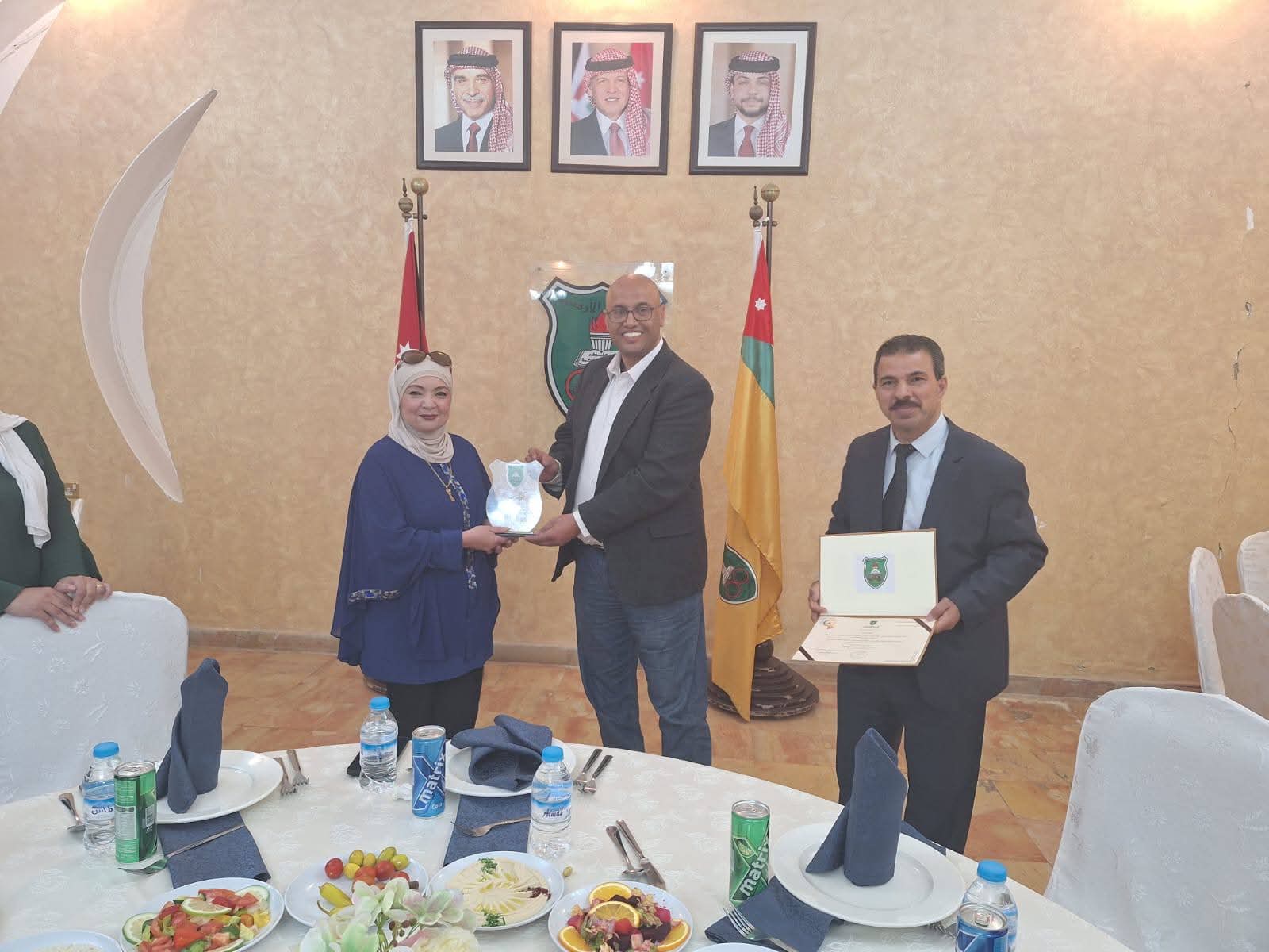 "تنمية وخدمة المجتمع" في الجامعة الأردنية يكرم السيدة ليلى البنا بمناسبة تقاعدها