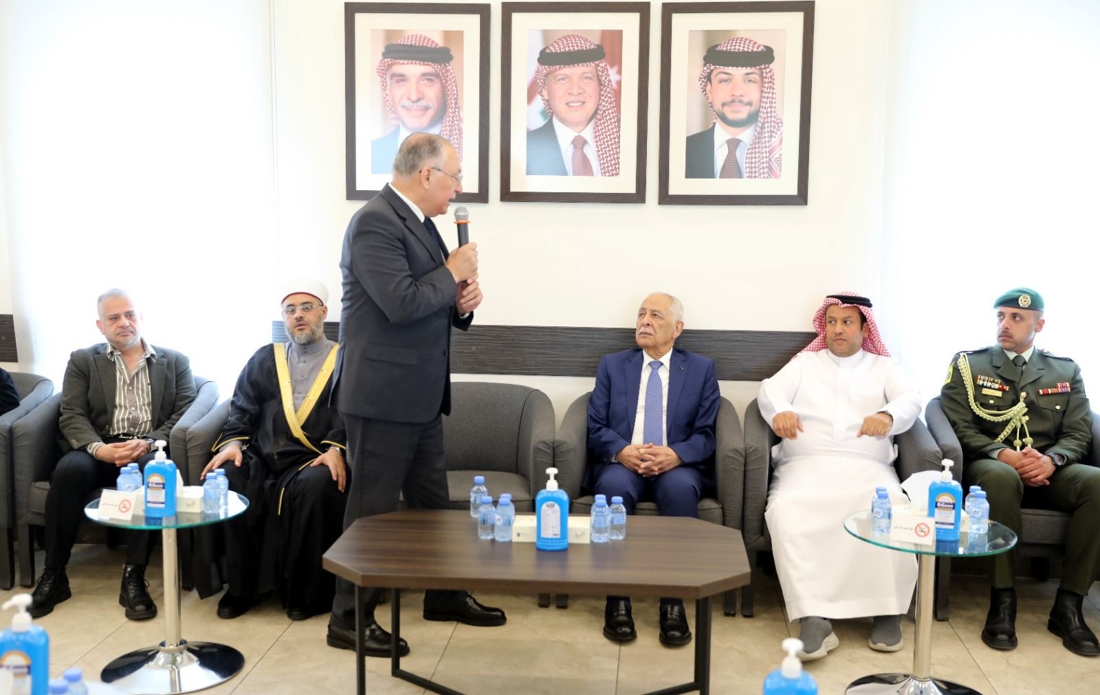 صورة حول : مندوبا عن الملك وولي العهد.. العيسوي يعزي عشيرة حجازي مندوبا عن الملك وولي العهد.. العيسوي يعزي عشيرة حجازي