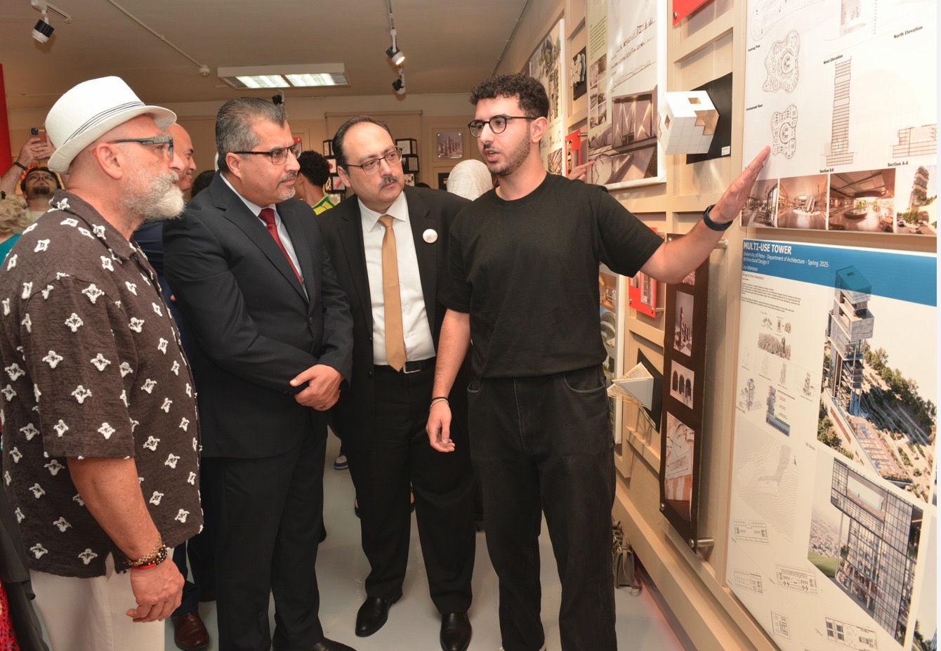 رئيس جامعة البترا وملحق التعاون العلمي الفرنسي يفتتحان المعرض السنوي "توق"