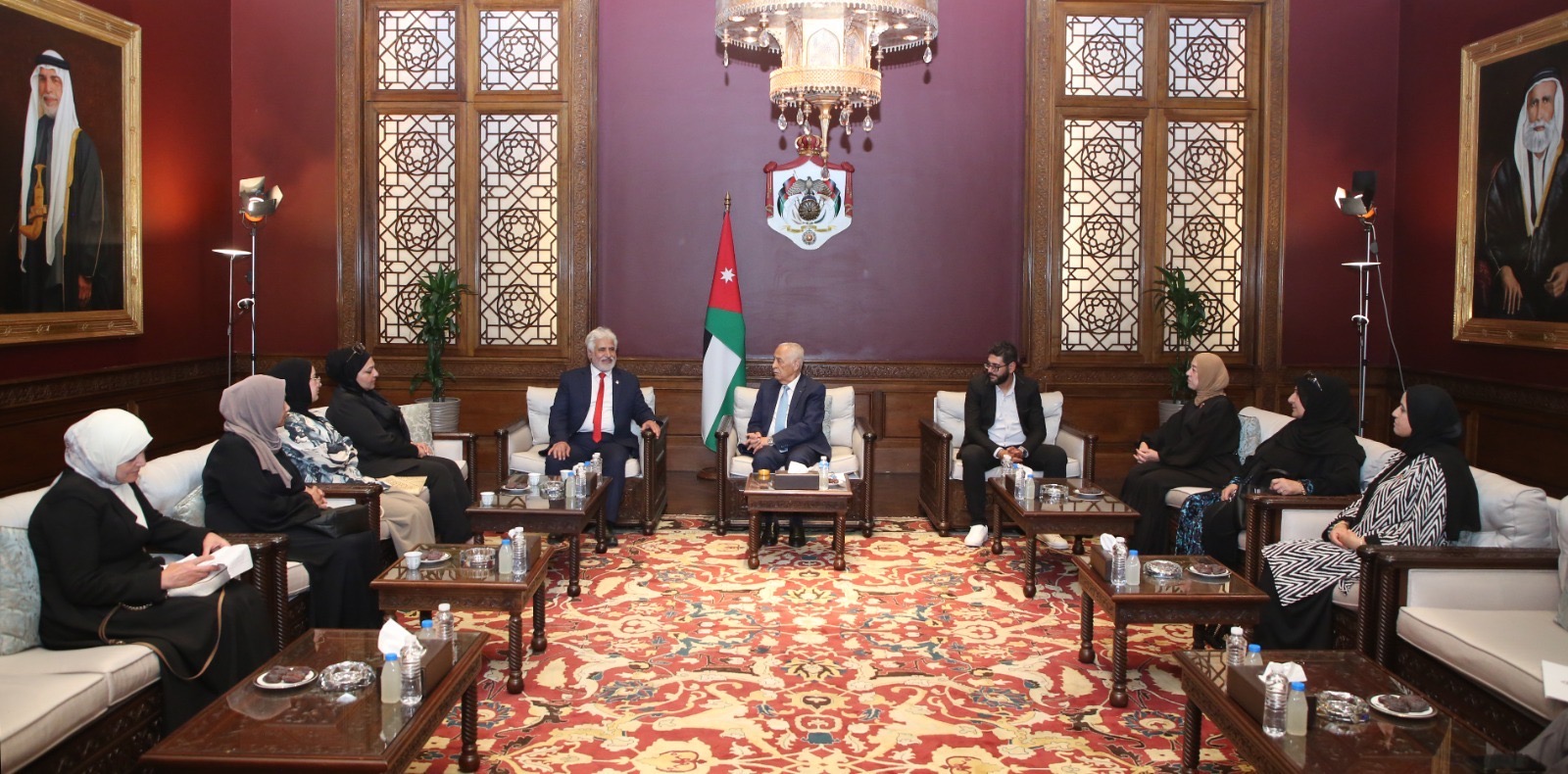صورة حول : العيسوي يلتقي وفدا من جمعية كلنا للخير أهل الخيرية العيسوي يلتقي وفدا من جمعية كلنا للخير أهل الخيرية