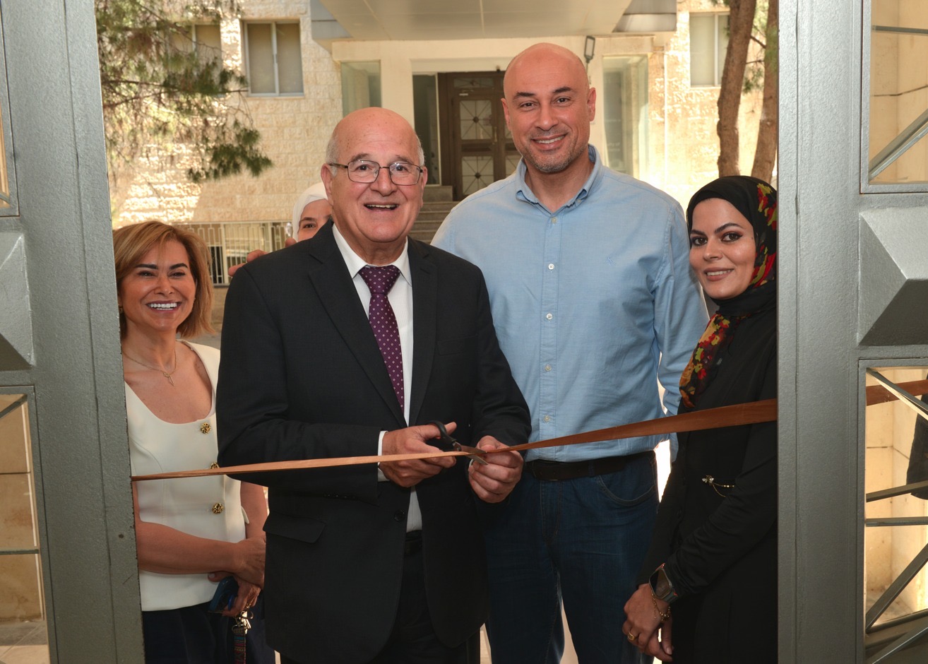 كلية الصيدلة والعلوم الطبية في جامعة البترا تنظم معرض مشاريع التركيبات الصيدلانية