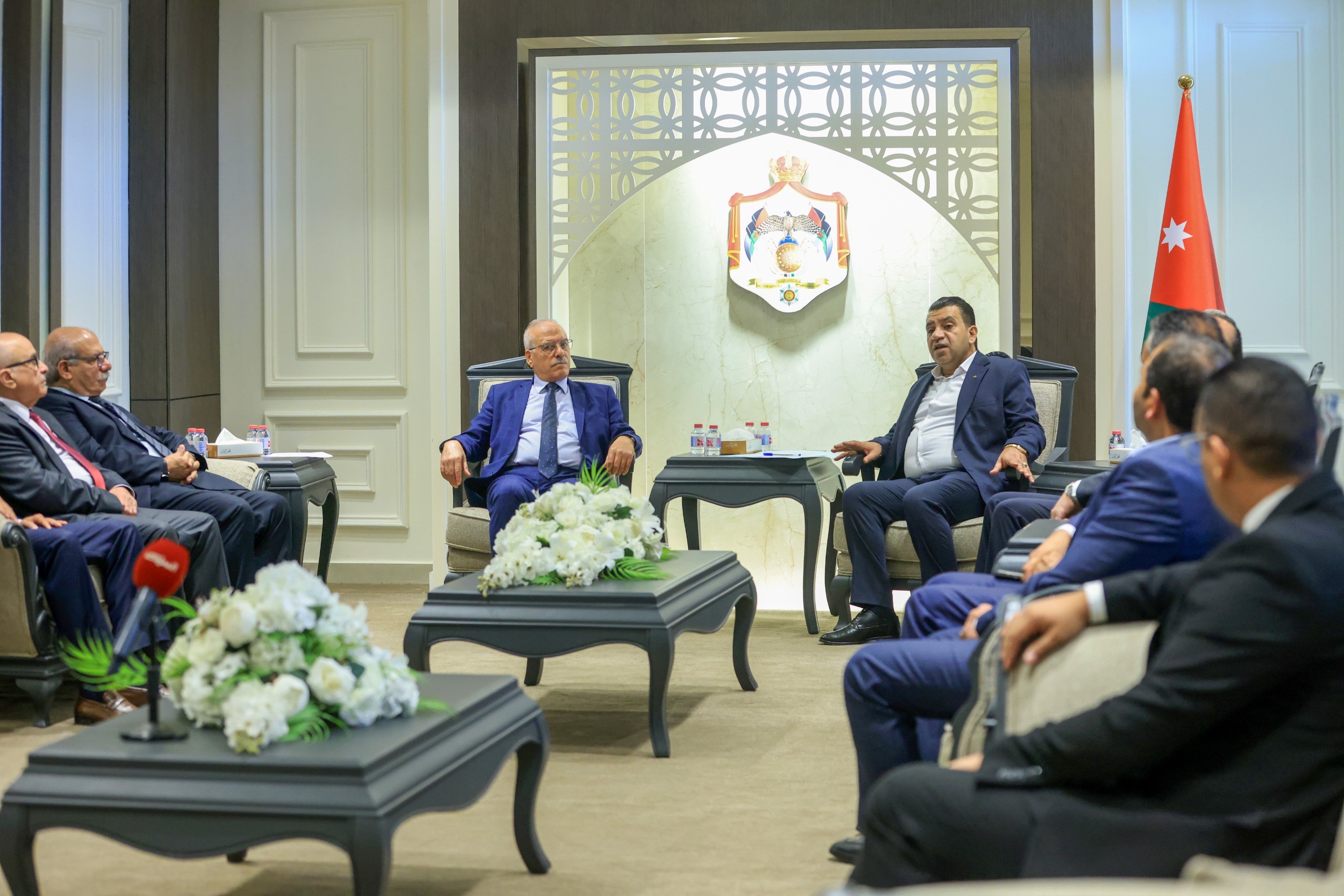 صورة حول : السعود يؤكد خلال لقائه وفداً فلسطينياً ثوابت الموقف الأردني بقيادة الملك في دعم القضية الفلسطينية السعود يؤكد خلال لقائه وفداً فلسطينياً ثوابت الموقف الأردني بقيادة الملك في دعم القضية الفلسطينية