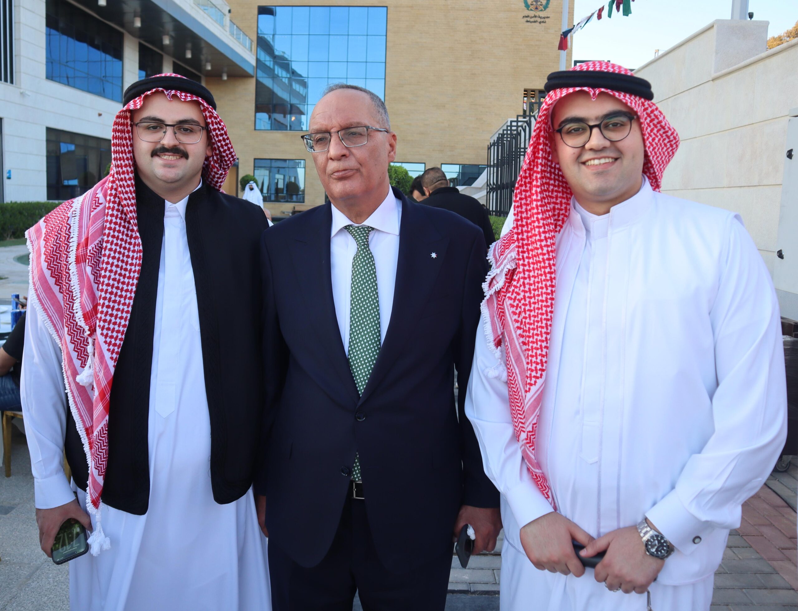صورة حول : الدكتور محمد المعاقبة يولم بمناسبة زفاف نجله الدبلوماسي "قيس" الدكتور محمد المعاقبة يولم بمناسبة زفاف نجله الدبلوماسي "قيس"