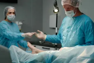 خطأ كارثي.. طبيب يجري عملية للقدم السليمة عند مريضة شابة (فيديو)