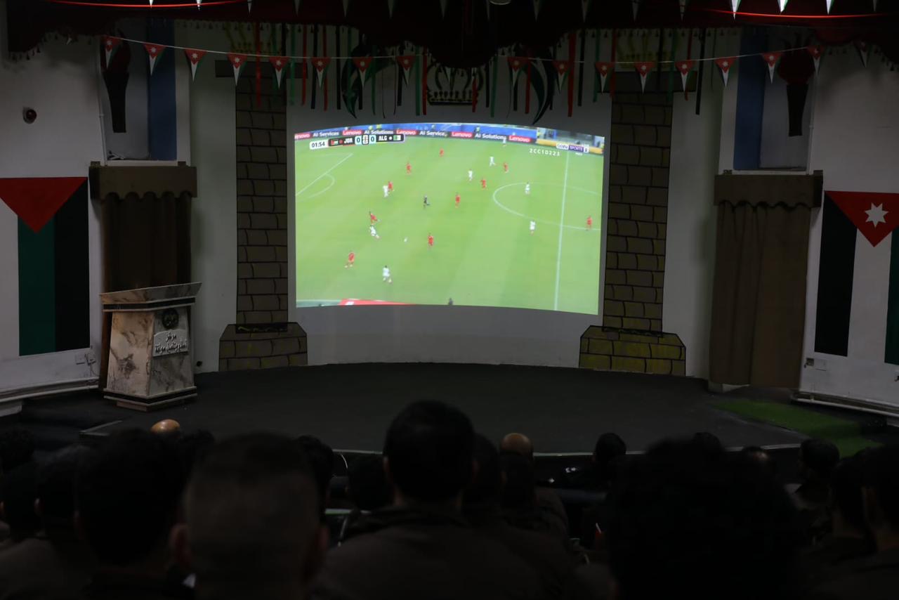 نزلاء مراكز الإصلاح والتأهيل يتابعون مواجهة النشامى أمام الجزائر