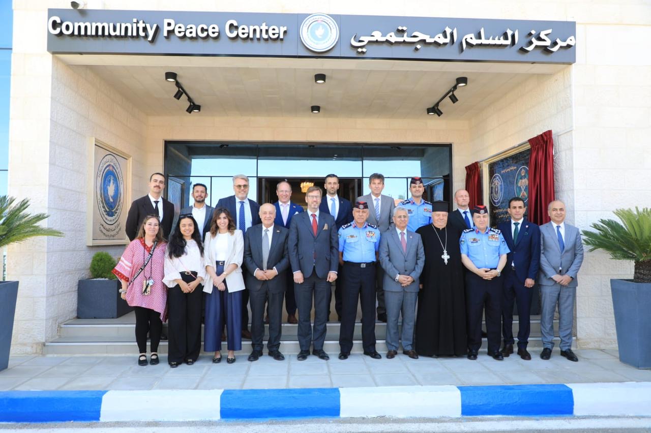 صورة حول : مدير الأمن العام يرعى افتتاح المبنى الجديد لمركز السلم المجتمعي التابع للامن الوقائي مدير الأمن العام يرعى افتتاح المبنى الجديد لمركز السلم المجتمعي التابع للامن الوقائي