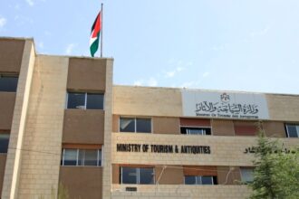 موظفة تقتحم مكتب وزير السياحة وتغلقه على نفسها.. والأمن يتدخل