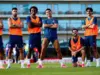 لاعبات البرتغال يتسابقن لالتقاط الصور مع كريستيانو رونالدو (فيديو)