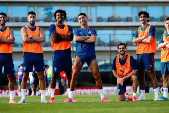 لاعبات البرتغال يتسابقن لالتقاط الصور مع كريستيانو رونالدو (فيديو)