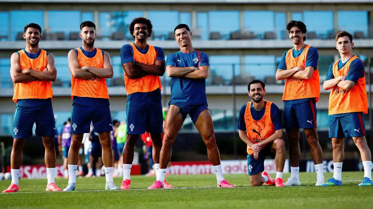 لاعبات البرتغال يتسابقن لالتقاط الصور مع كريستيانو رونالدو (فيديو)