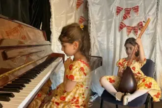 بفضل حاسة سمع فريدة.. طفلة كفيفة تحترف عزف 10 آلات موسيقية (فيديو)