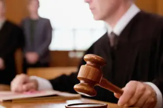 مع الأدلة.. زوج يقاضي زوجته بتهمة الرشوة في عملها الحكومي (فيديو)