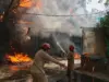 حريق هائل يودي بحياة 21 شخصًا داخل فندق في نيودلهي (فيديو)