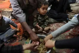 وفاة نازحة يمنية من الجوع بعد أسابيع من رحيل زوجها
