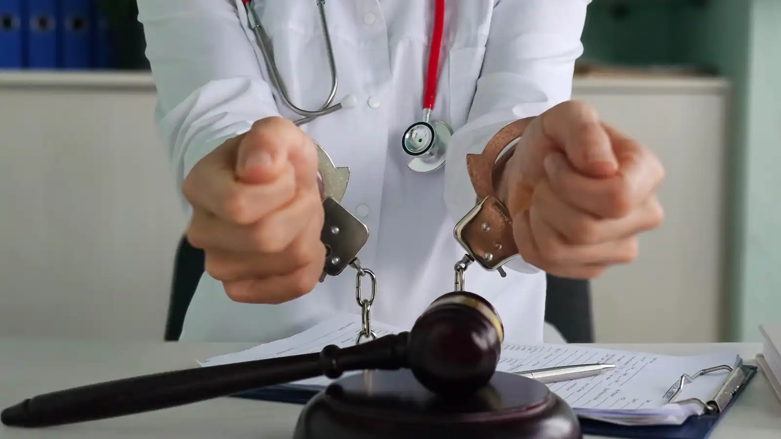 توقيف طبيبة بعد العثور على رفات 32 جنينًا في حديقة منزلها