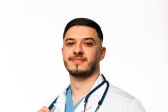 البطوش تهنئ الهباهبة… من طالبٍ خلوق إلى طبيبٍ متميز.