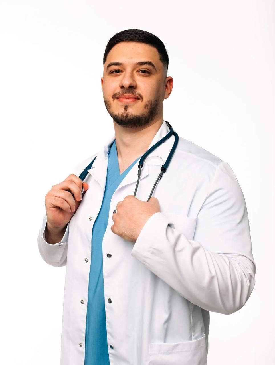 البطوش تهنئ الهباهبة… من طالبٍ خلوق إلى طبيبٍ متميز.
