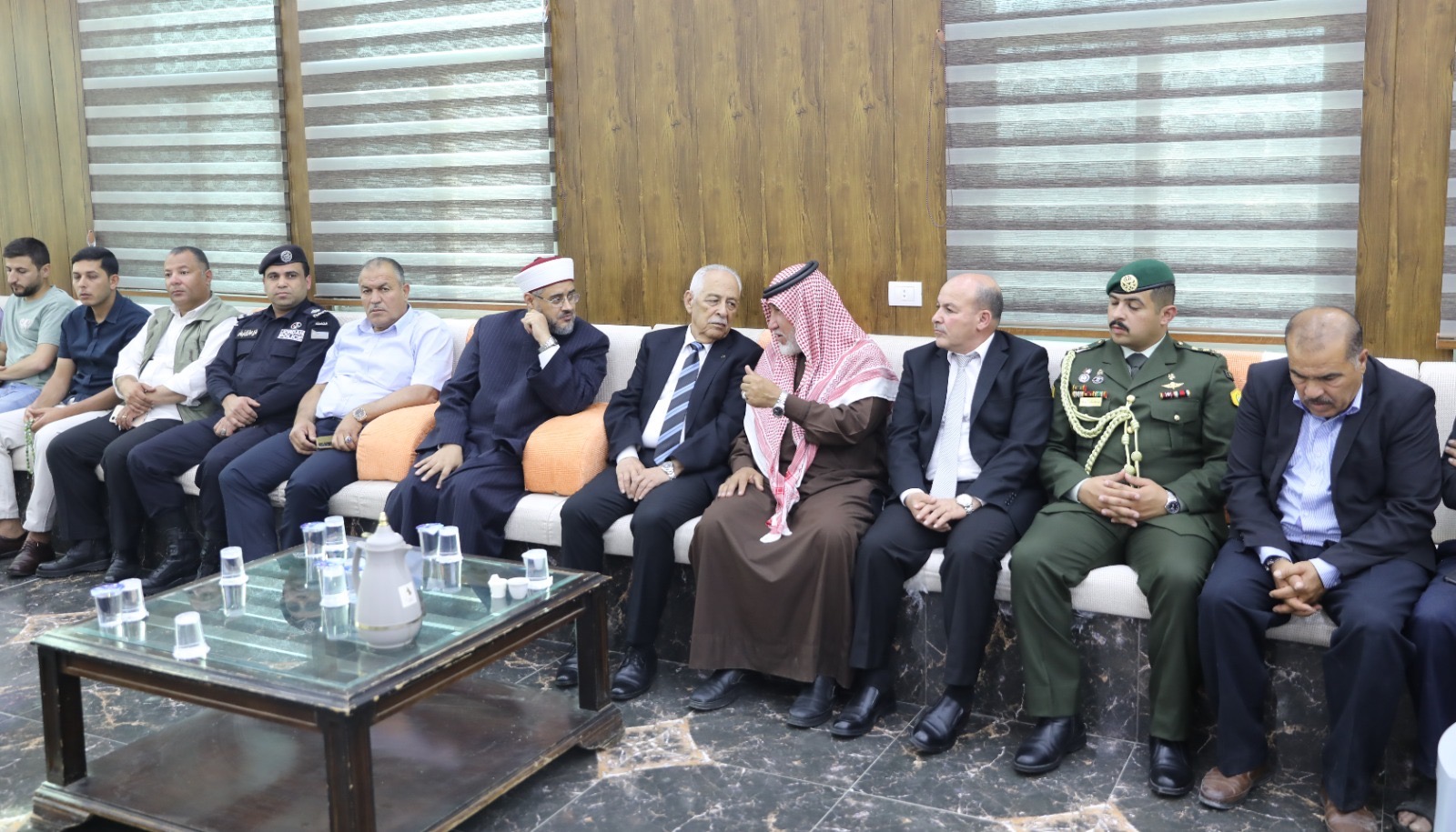 مندوبا عن الملك وولي العهد.. العيسوي يعزي عشائر العنزة والطوالبة والعمري