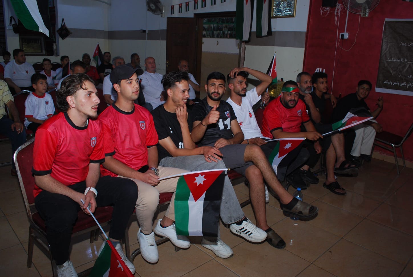 فعالية جماهيرية في مخيم الحسين لمؤازرة النشامى في أول ظهور مونديالي