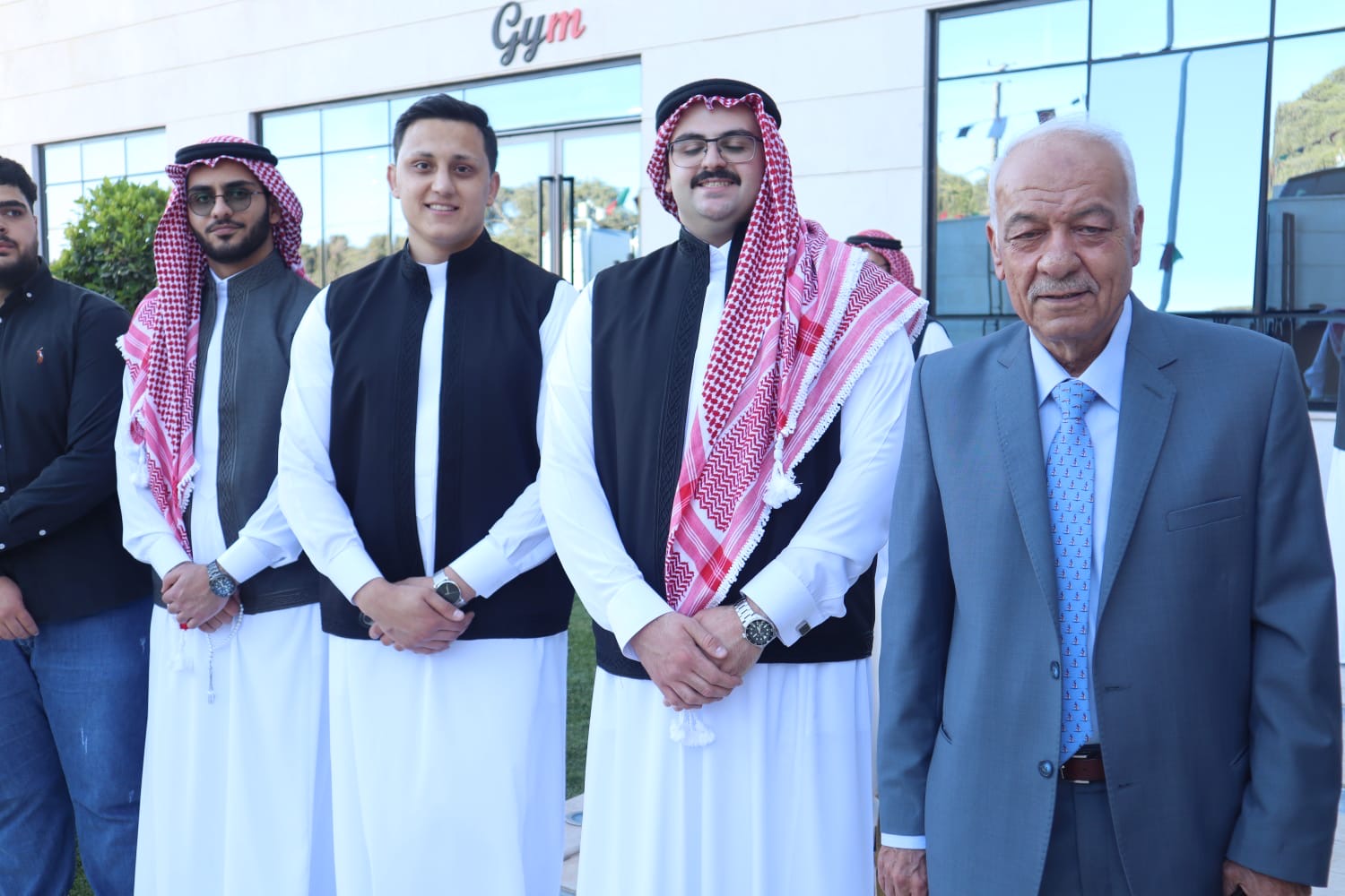 صورة حول : الدكتور محمد المعاقبة يولم بمناسبة زفاف نجله الدبلوماسي "قيس" الدكتور محمد المعاقبة يولم بمناسبة زفاف نجله الدبلوماسي "قيس"