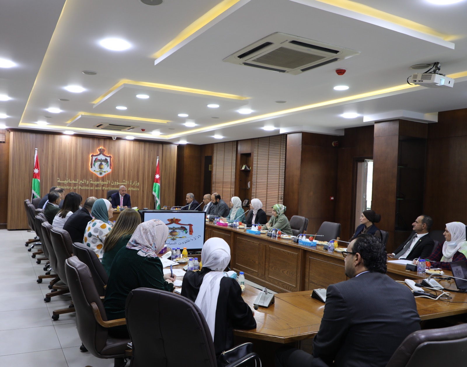 وزير الشؤون السياسية والبرلمانية يلتقي عدد من مراكز الدراسات في الجامعات الأردنية