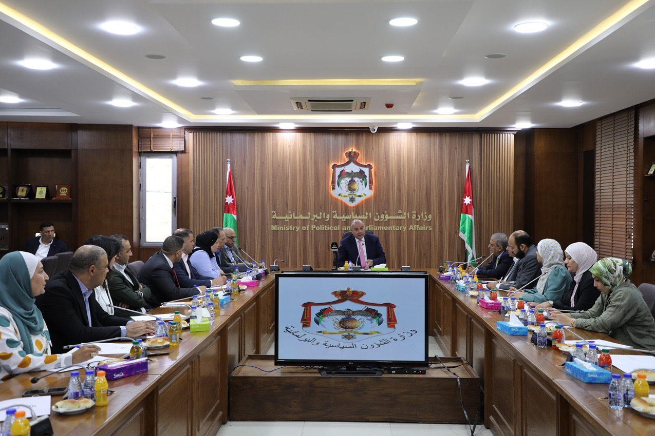 وزير الشؤون السياسية والبرلمانية يلتقي عدد من مراكز الدراسات في الجامعات الأردنية