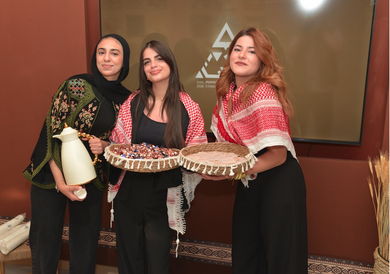 رئيس جامعة البترا وملحق التعاون العلمي الفرنسي يفتتحان المعرض السنوي "توق"