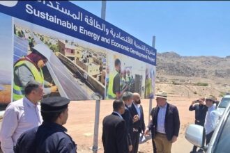السفير الكندي يزور مشروع محطة الشحن الكهربائي في غور الصافي