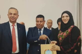 رئيس لجنة بلدية الكرك الكبرى يكرم رئيس بلدية الخليل