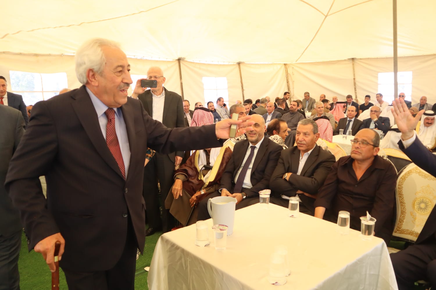 الباشا سلمان علي الغنيمات (أبو خلدون) يقيم مأدبة غداء احتفاء بزفاف نجله الدكتور معتز (صور)
