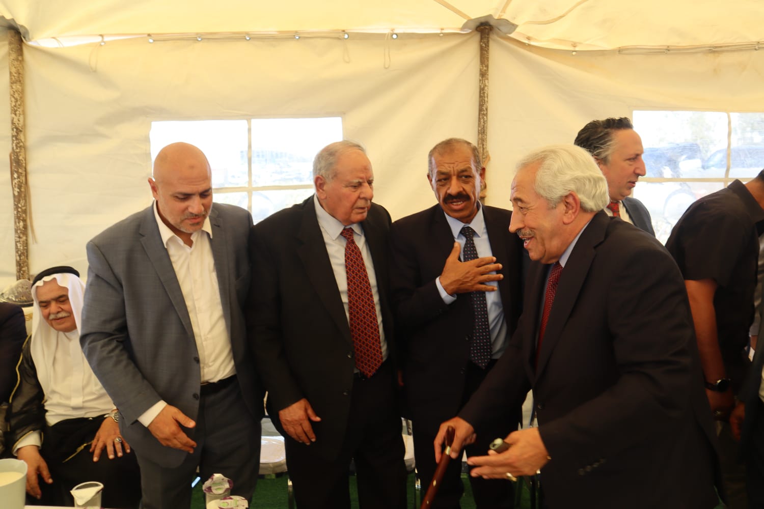 الباشا سلمان علي الغنيمات (أبو خلدون) يقيم مأدبة غداء احتفاء بزفاف نجله الدكتور معتز (صور)