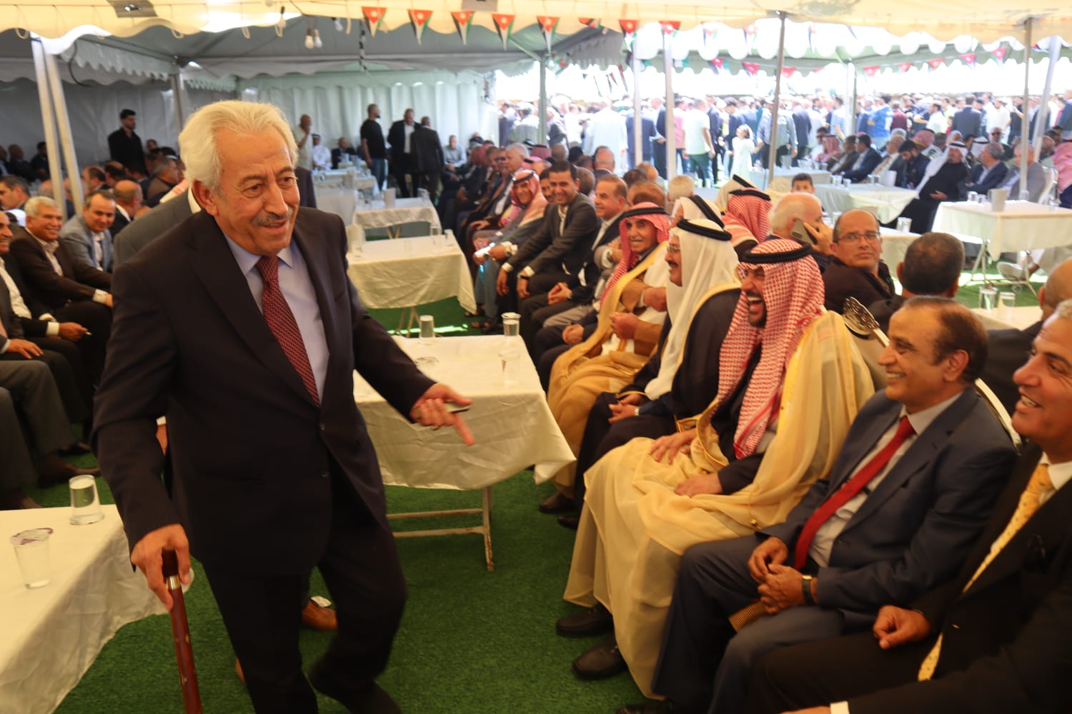 الباشا سلمان علي الغنيمات (أبو خلدون) يقيم مأدبة غداء احتفاء بزفاف نجله الدكتور معتز (صور)