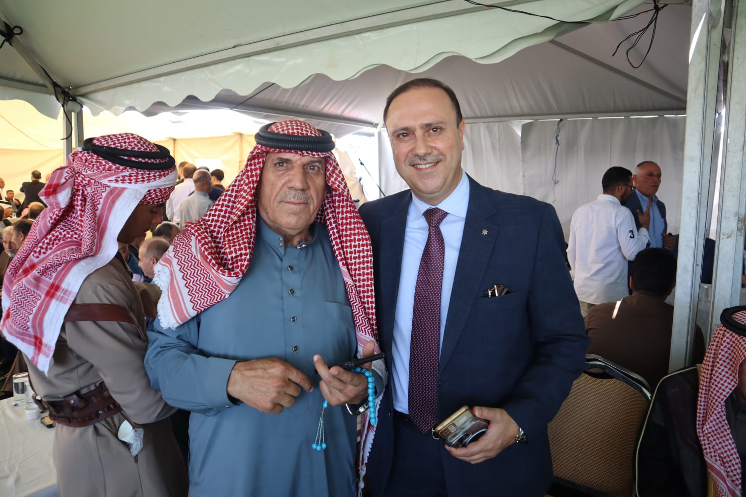 الباشا سليمان علي الغنيمات (أبو خلدون) يقيم مأدبة غداء احتفاء بزفاف نجله الدكتور معتز (صور)