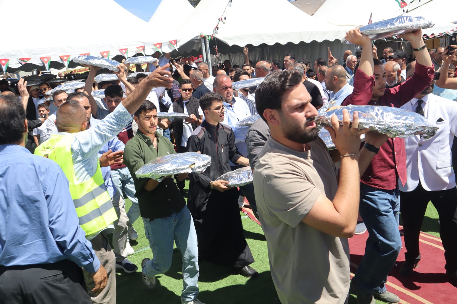 الباشا سليمان علي الغنيمات (أبو خلدون) يقيم مأدبة غداء احتفاء بزفاف نجله الدكتور معتز (صور)