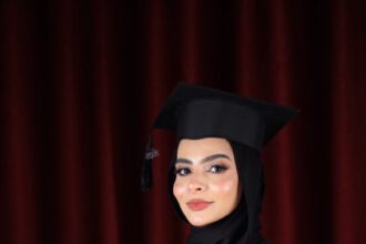 الاستاذ صالح الكفاوين وزوجته يهنئون ابنتهم الدكتورة أسماء بالتخرج