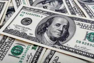 الدولار يستقر قرب أدنى مستوياته في 10 أيام بعد اتفاق إنهاء الحرب الإيرانية