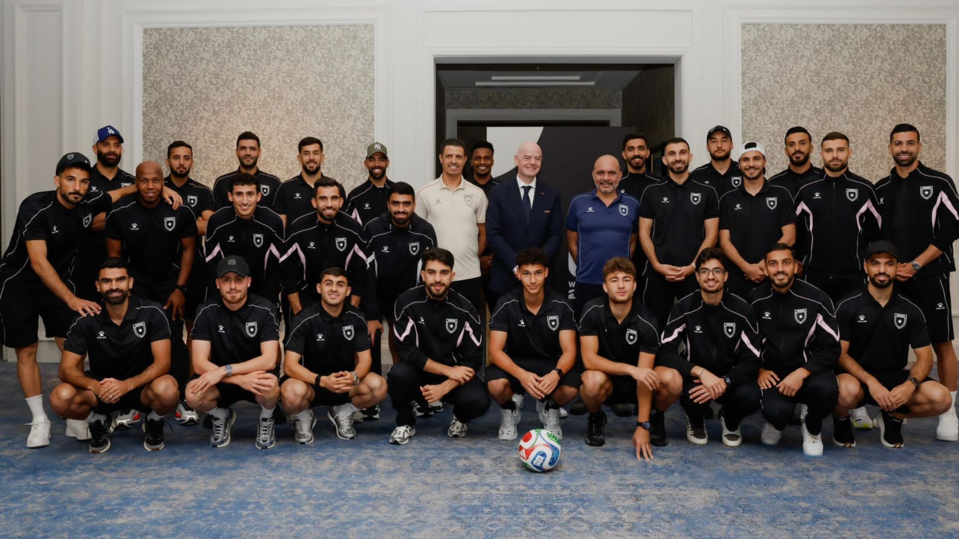 إنفانتينو يشيد بالنشامى خلال زيارته بعثة المنتخب الوطني في دالاس