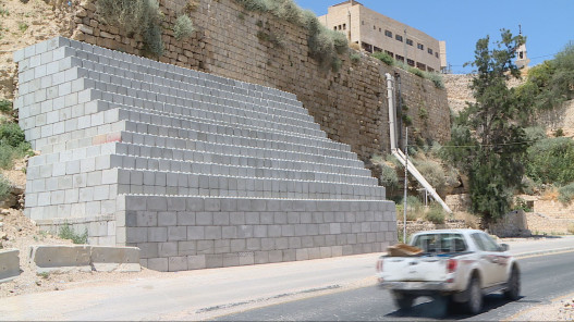 "الآثار العامة": تجميع أكثر من 300 حجر من جدار قلعة الكرك المنهار لاستخدامها بأعمال الترميم